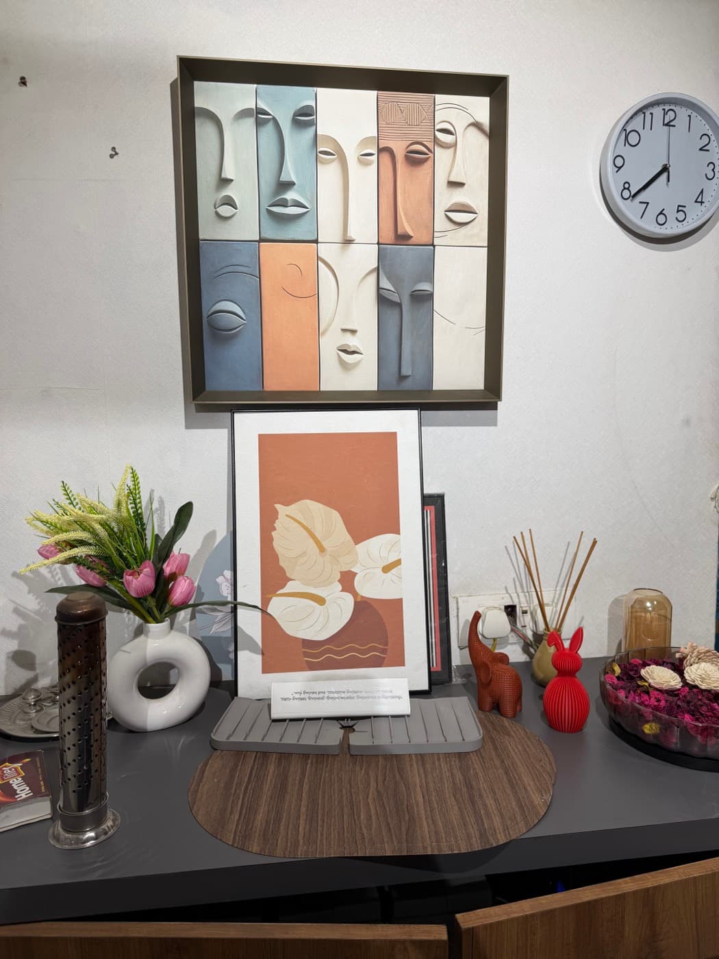 Curated décor vignette—statement wall art, framed florals, and tabletop accents styled for export-ready programmes